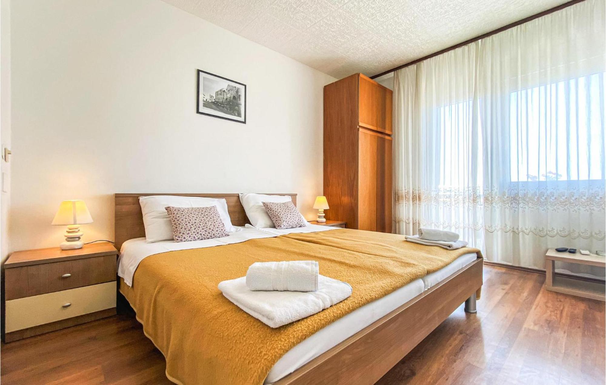 Amazing Apartment In Kastel Sucurac With Kitchen Kaštela エクステリア 写真