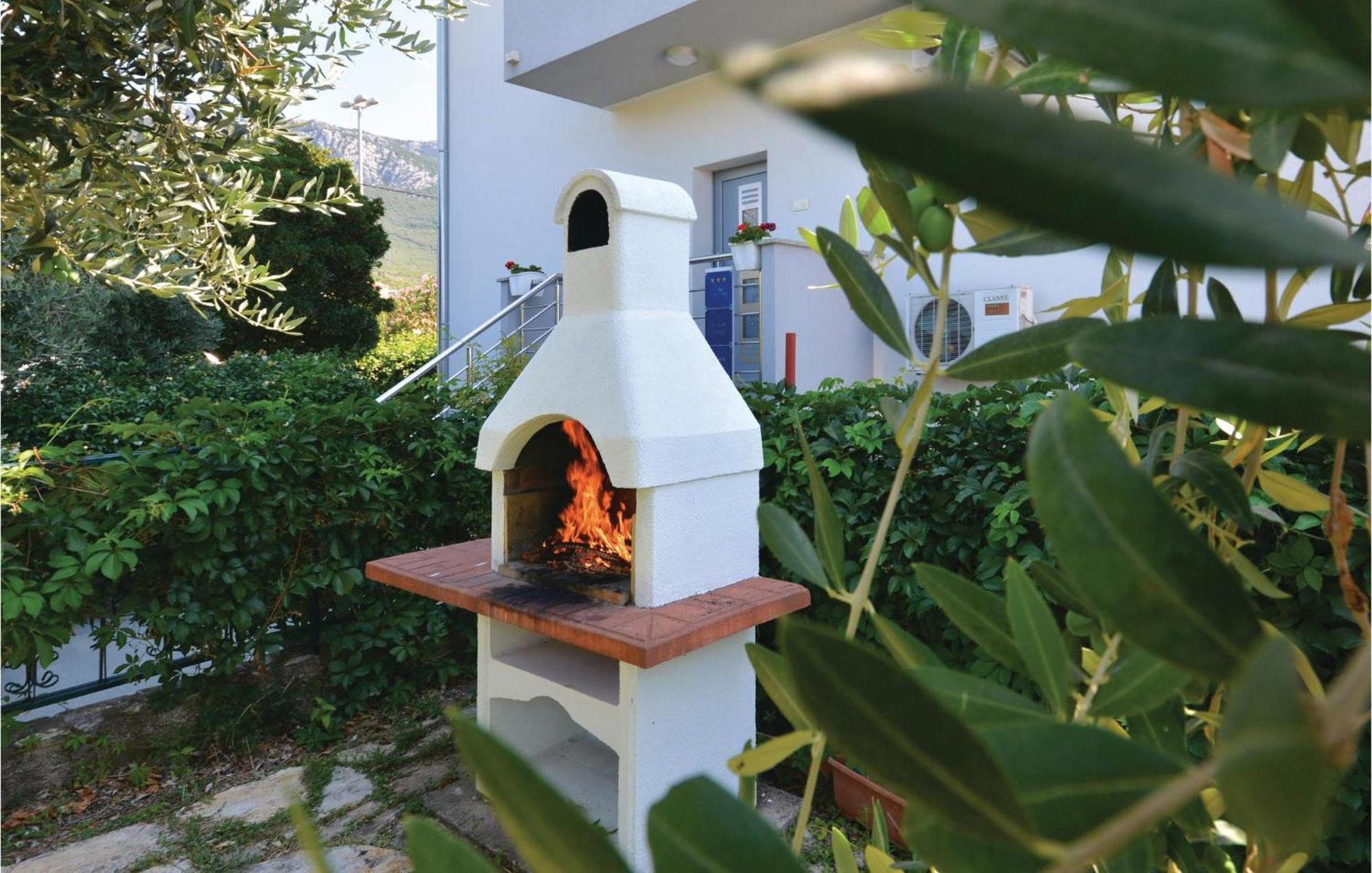 Amazing Apartment In Kastel Sucurac With Kitchen Kaštela エクステリア 写真
